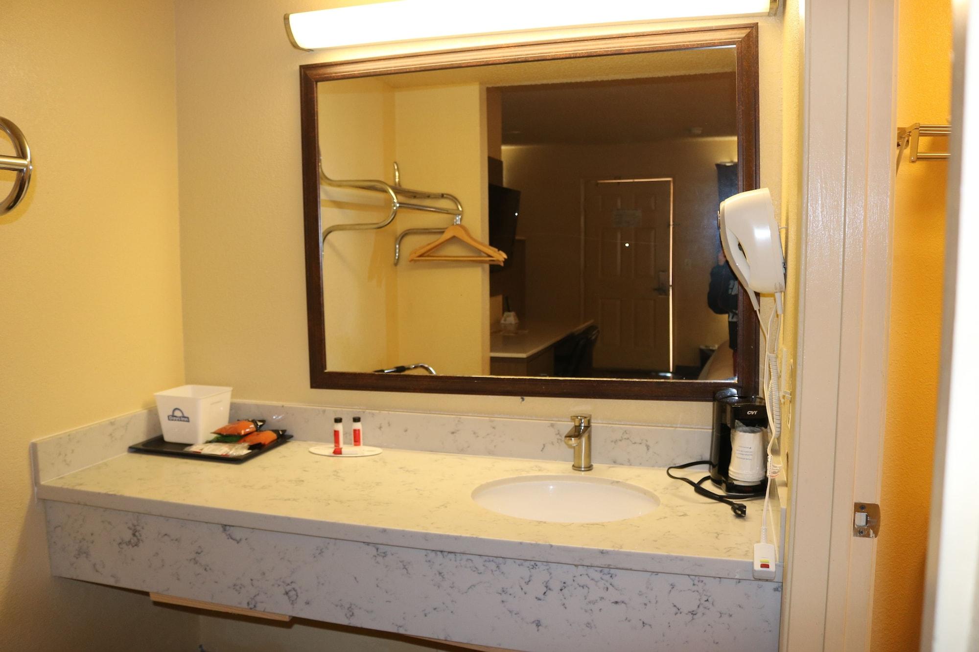 Days Inn By Wyndham Fresno South Exteriör bild