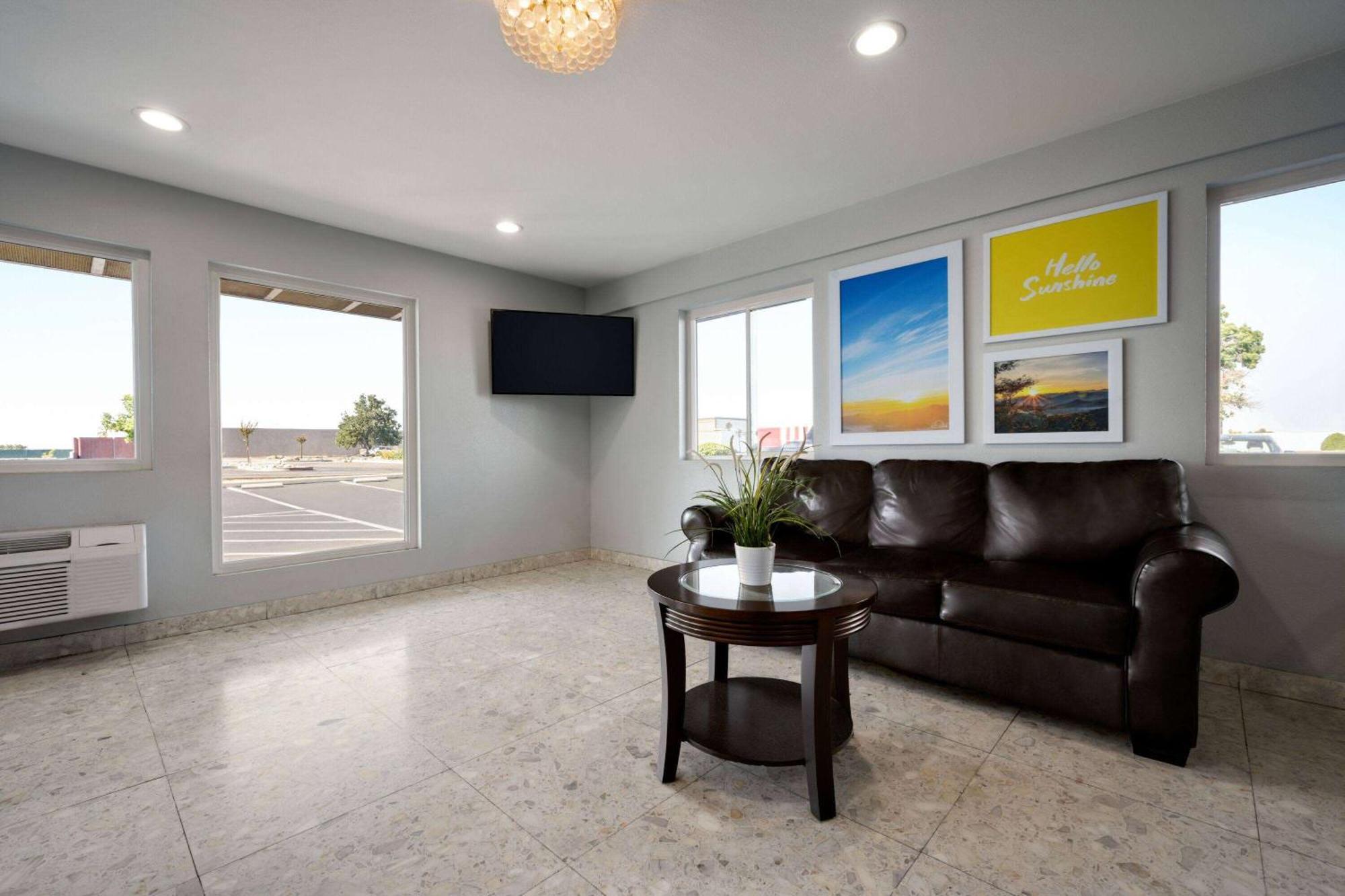Days Inn By Wyndham Fresno South Exteriör bild