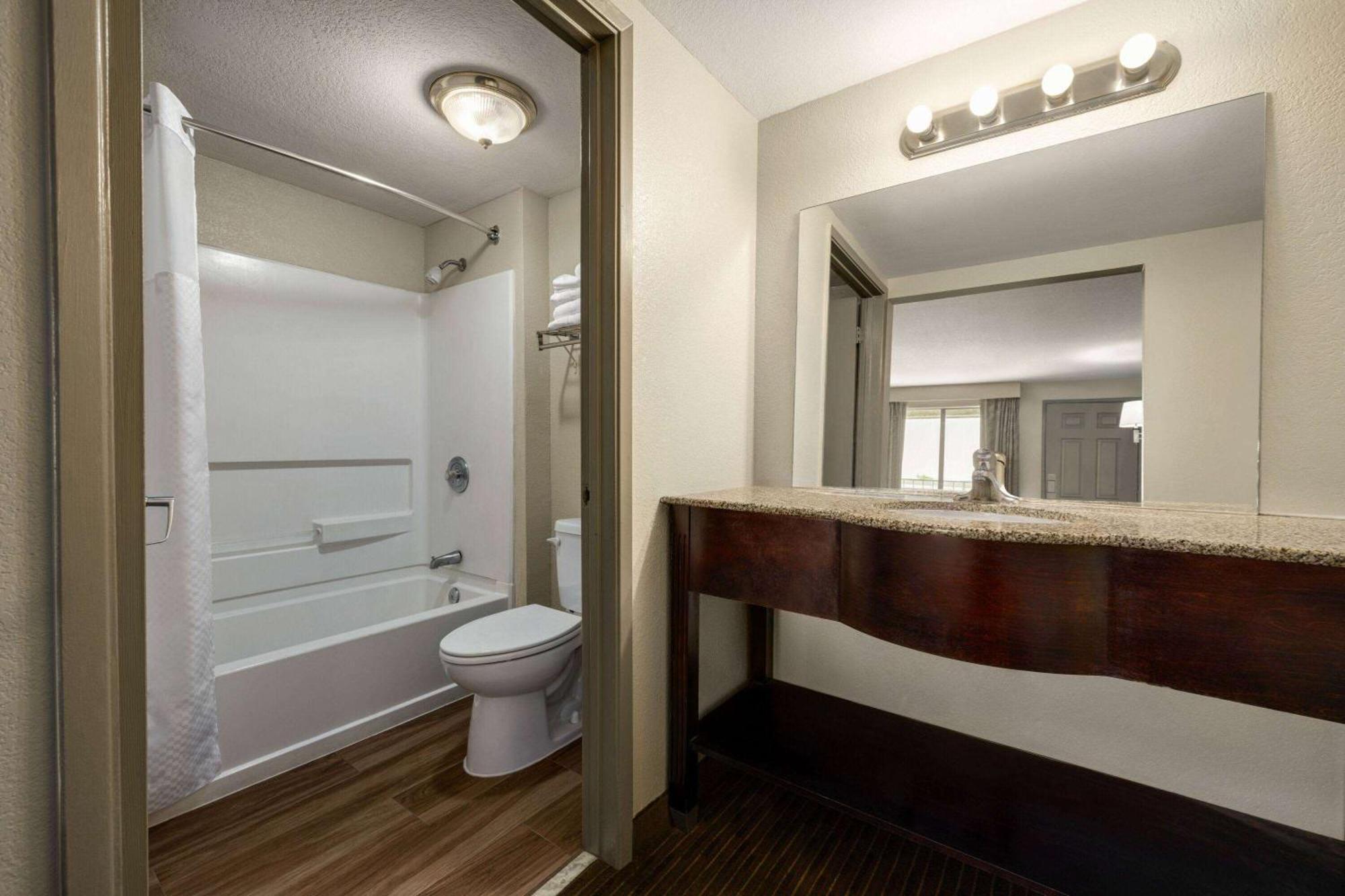 Days Inn By Wyndham Fresno South Exteriör bild