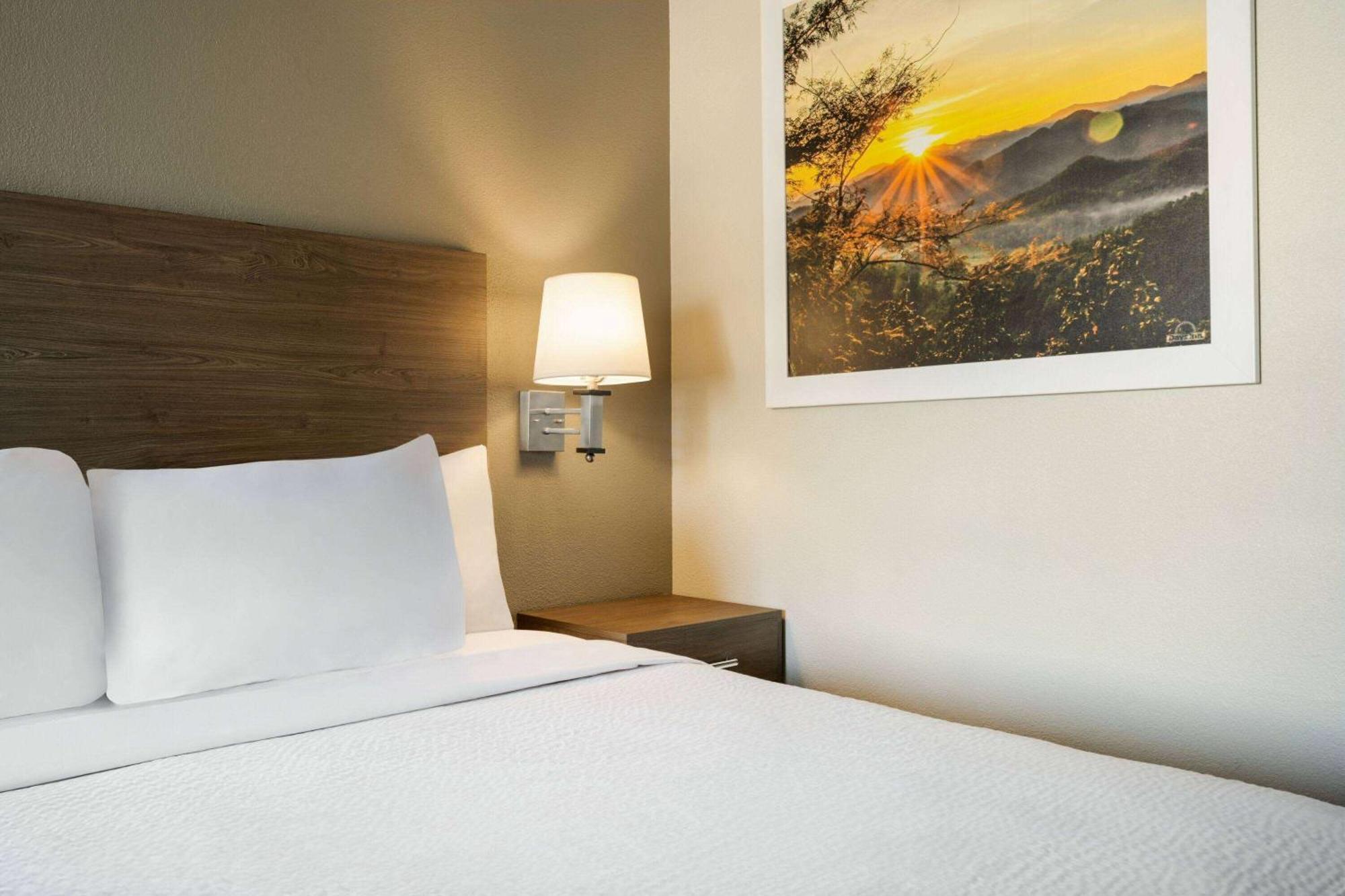 Days Inn By Wyndham Fresno South Exteriör bild