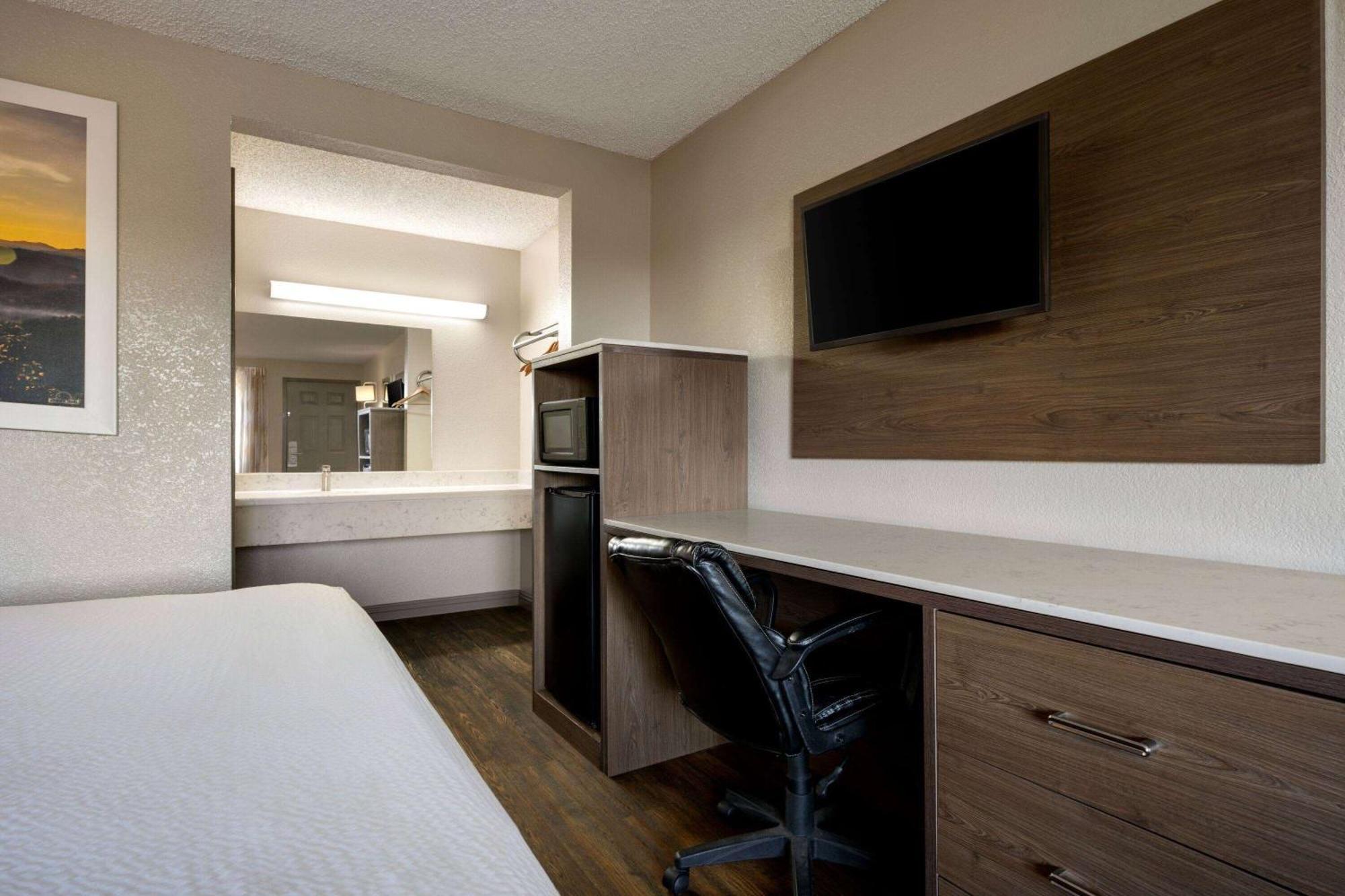 Days Inn By Wyndham Fresno South Exteriör bild