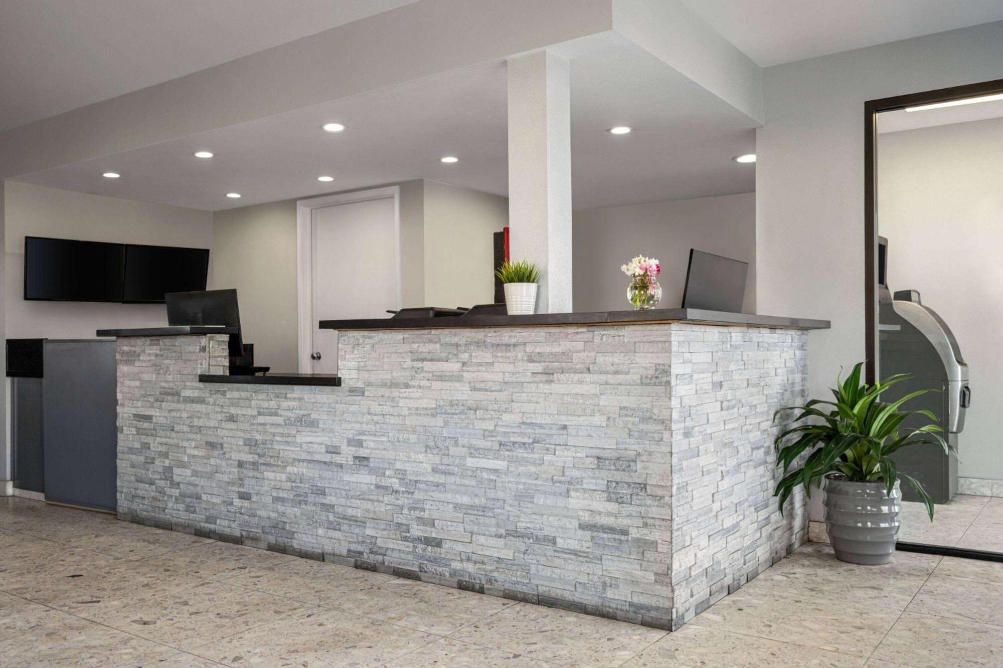 Days Inn By Wyndham Fresno South Exteriör bild
