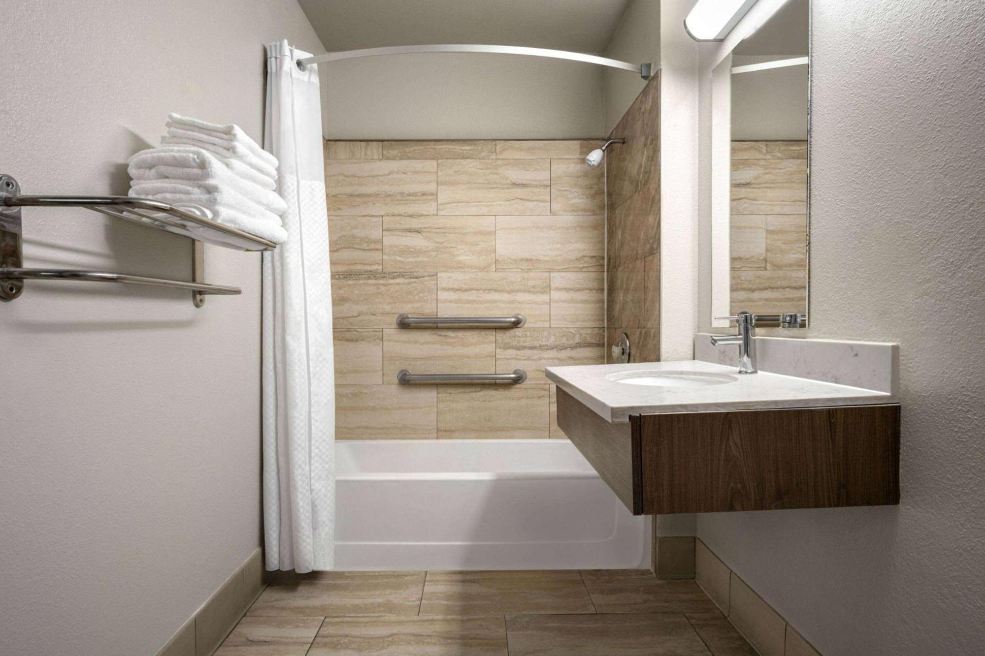Days Inn By Wyndham Fresno South Exteriör bild