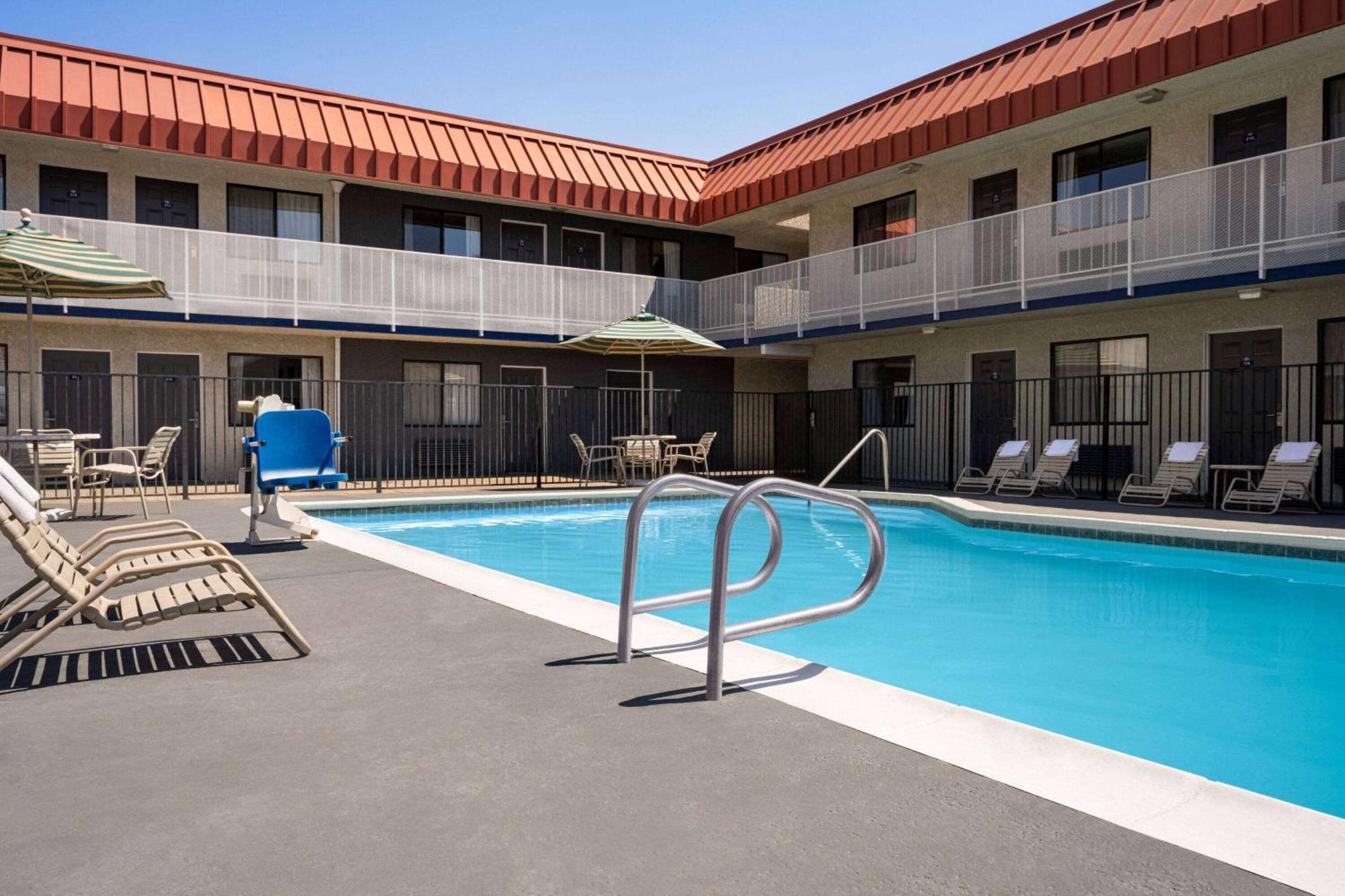Days Inn By Wyndham Fresno South Exteriör bild